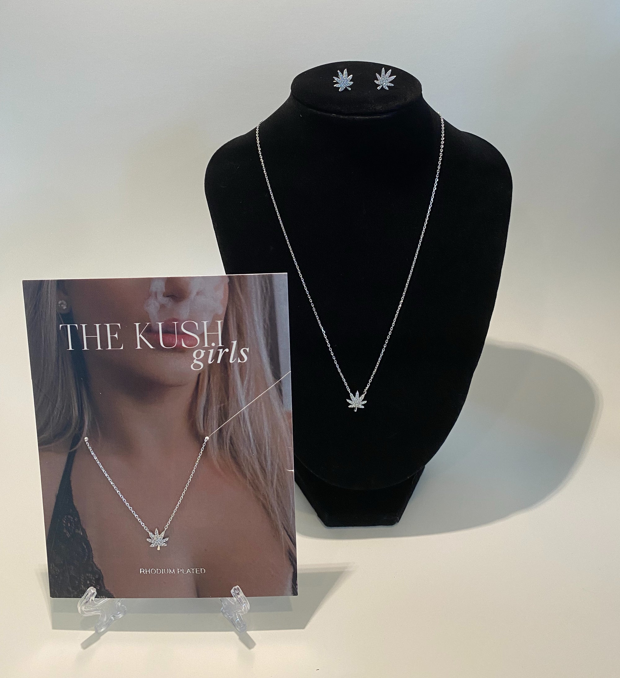 SILVER CANNABIS LEAF NECKLACE