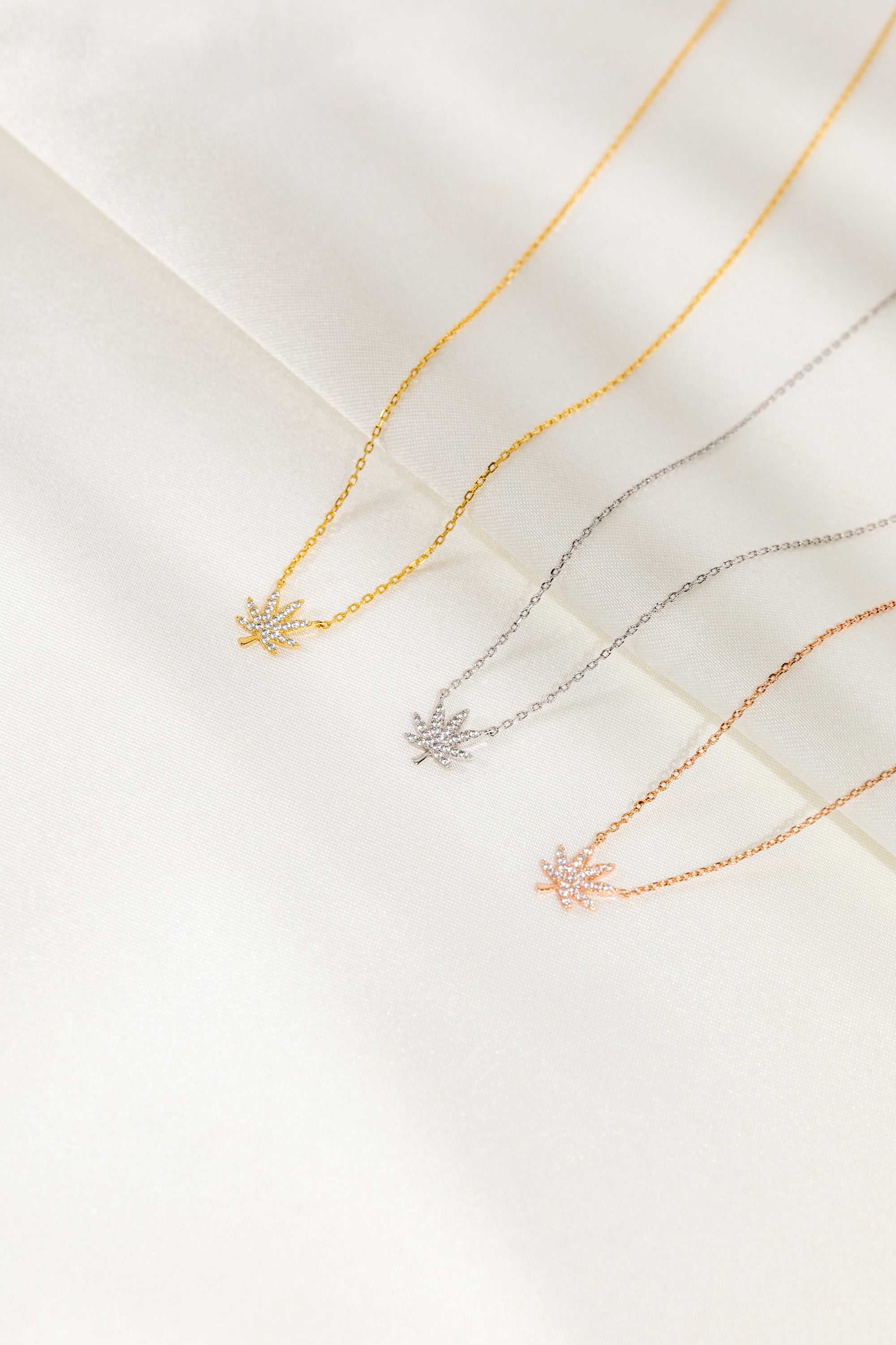 18K GOLD CANNABIS LEAF NECKLACE