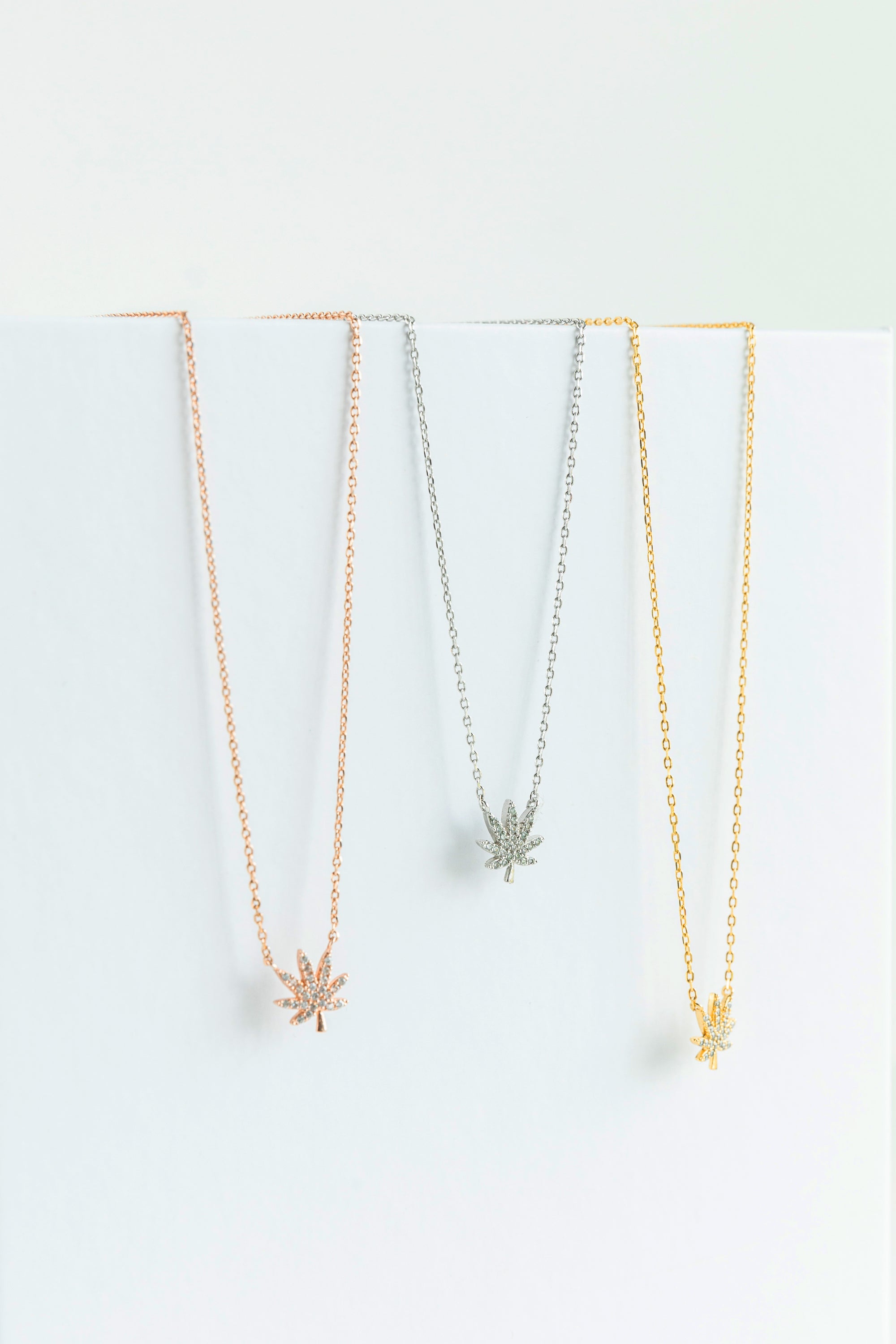 18K GOLD CANNABIS LEAF NECKLACE