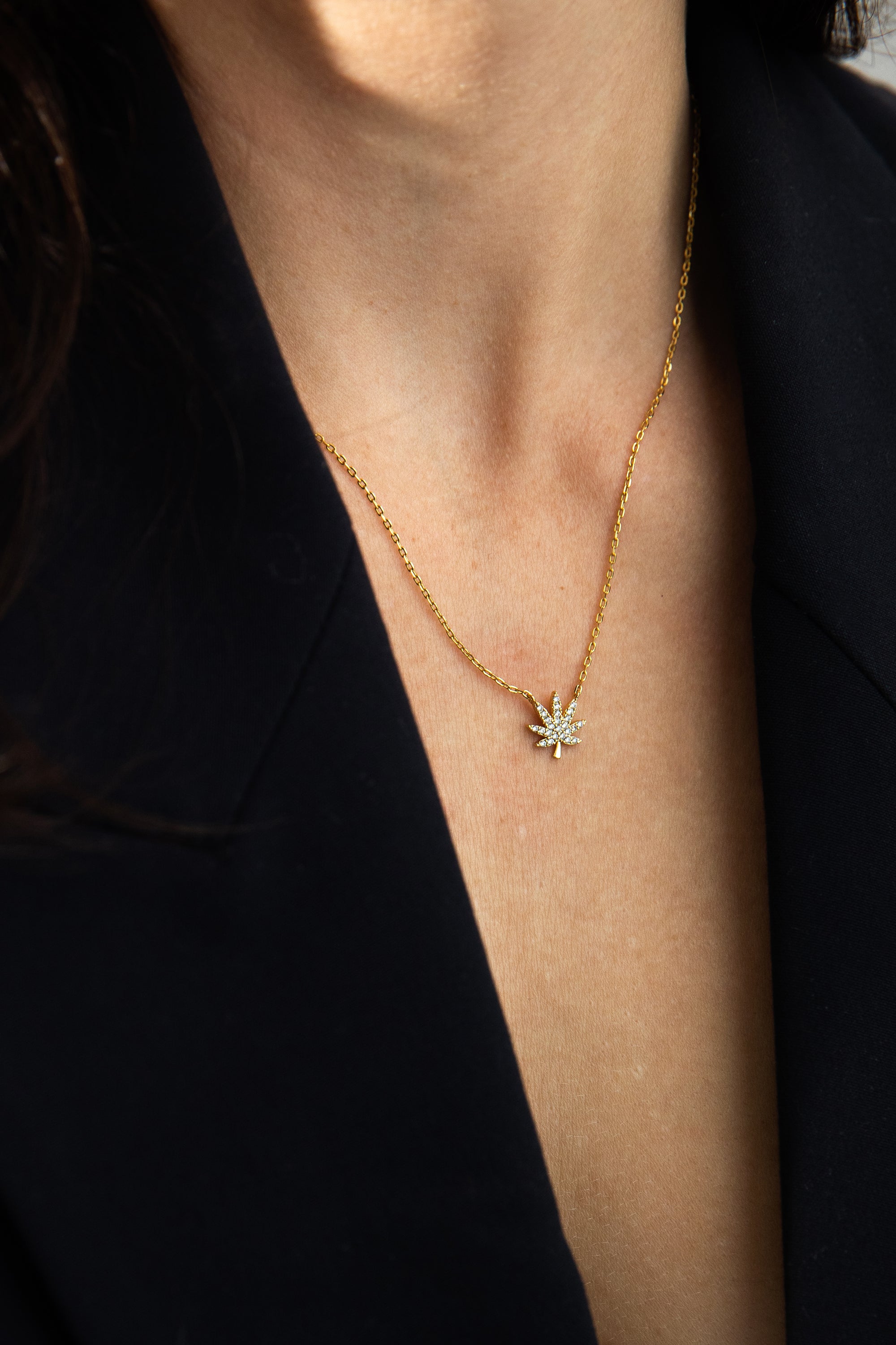18K GOLD CANNABIS LEAF NECKLACE
