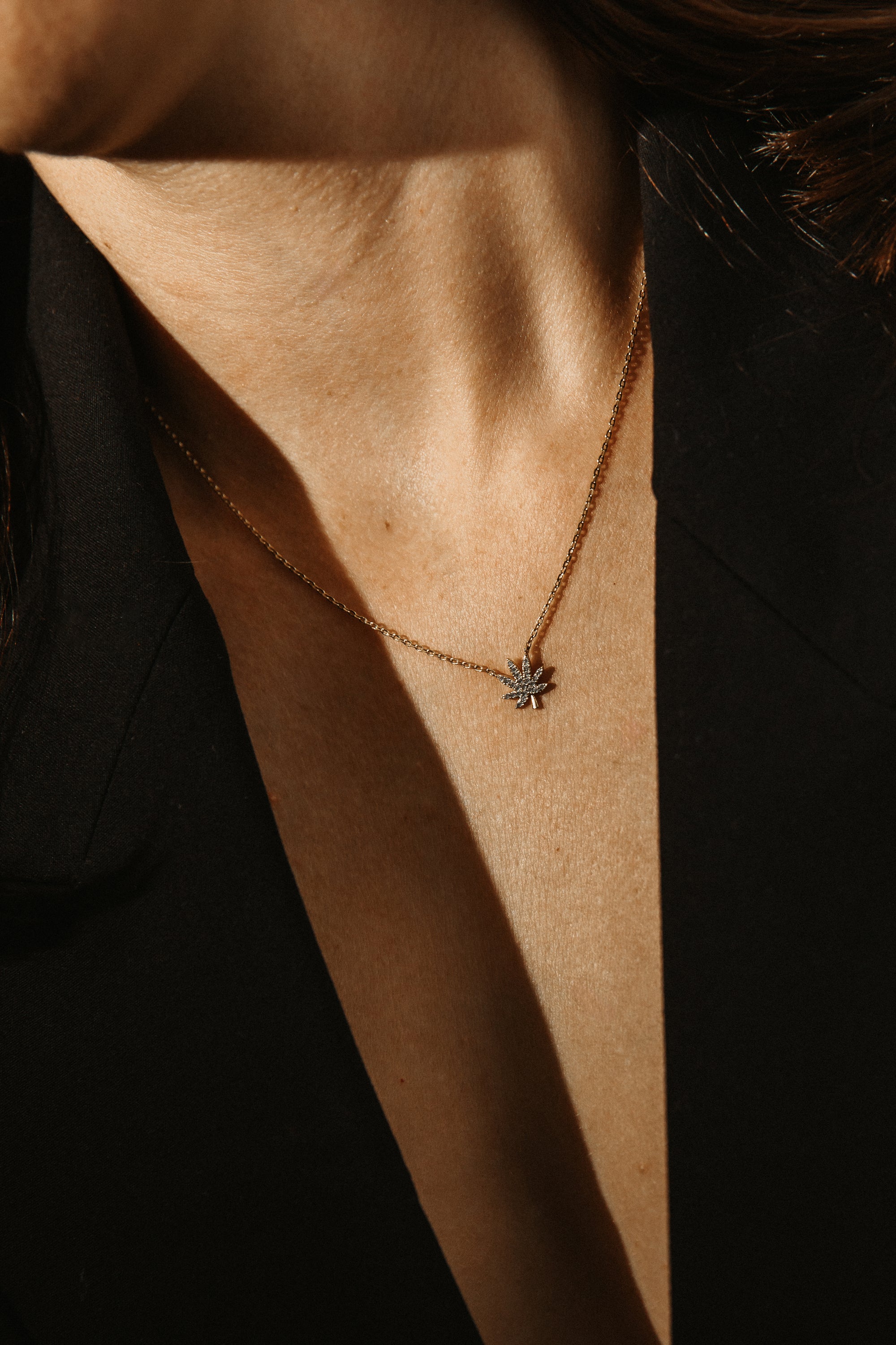 SILVER CANNABIS LEAF NECKLACE