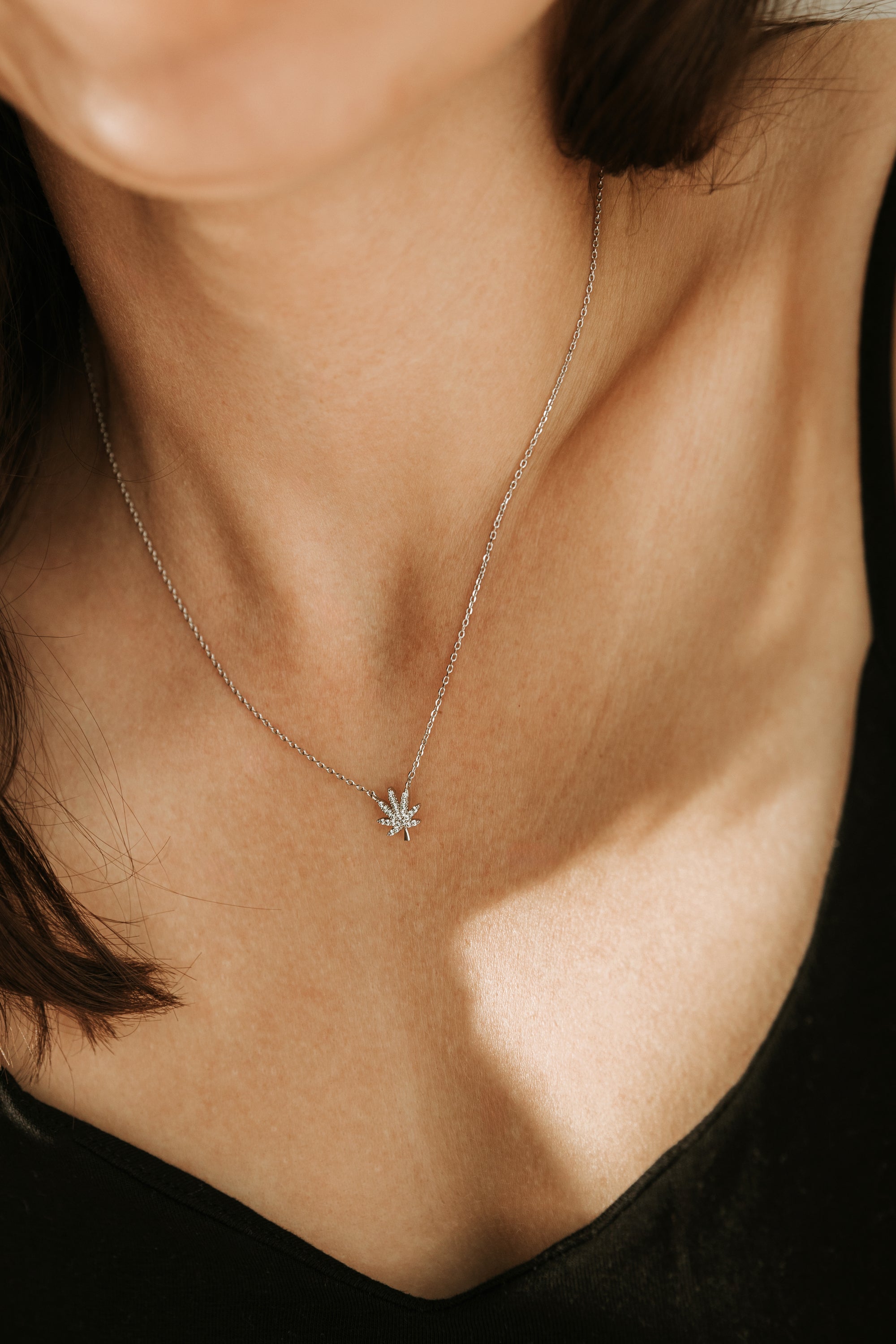 SILVER CANNABIS LEAF NECKLACE