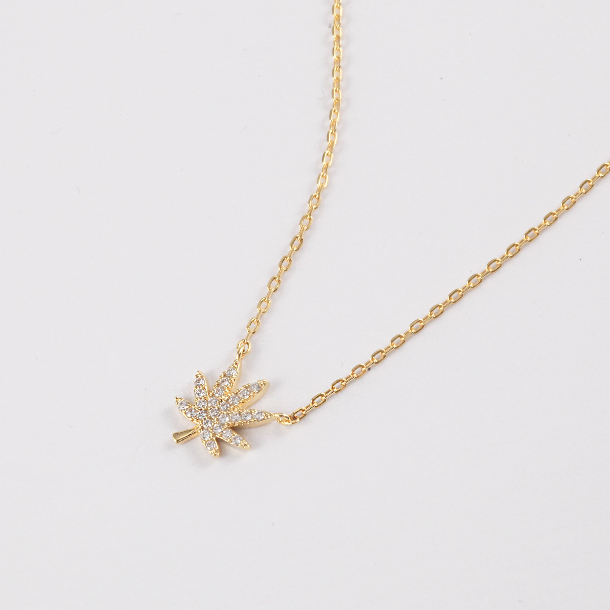 18K GOLD CANNABIS LEAF NECKLACE