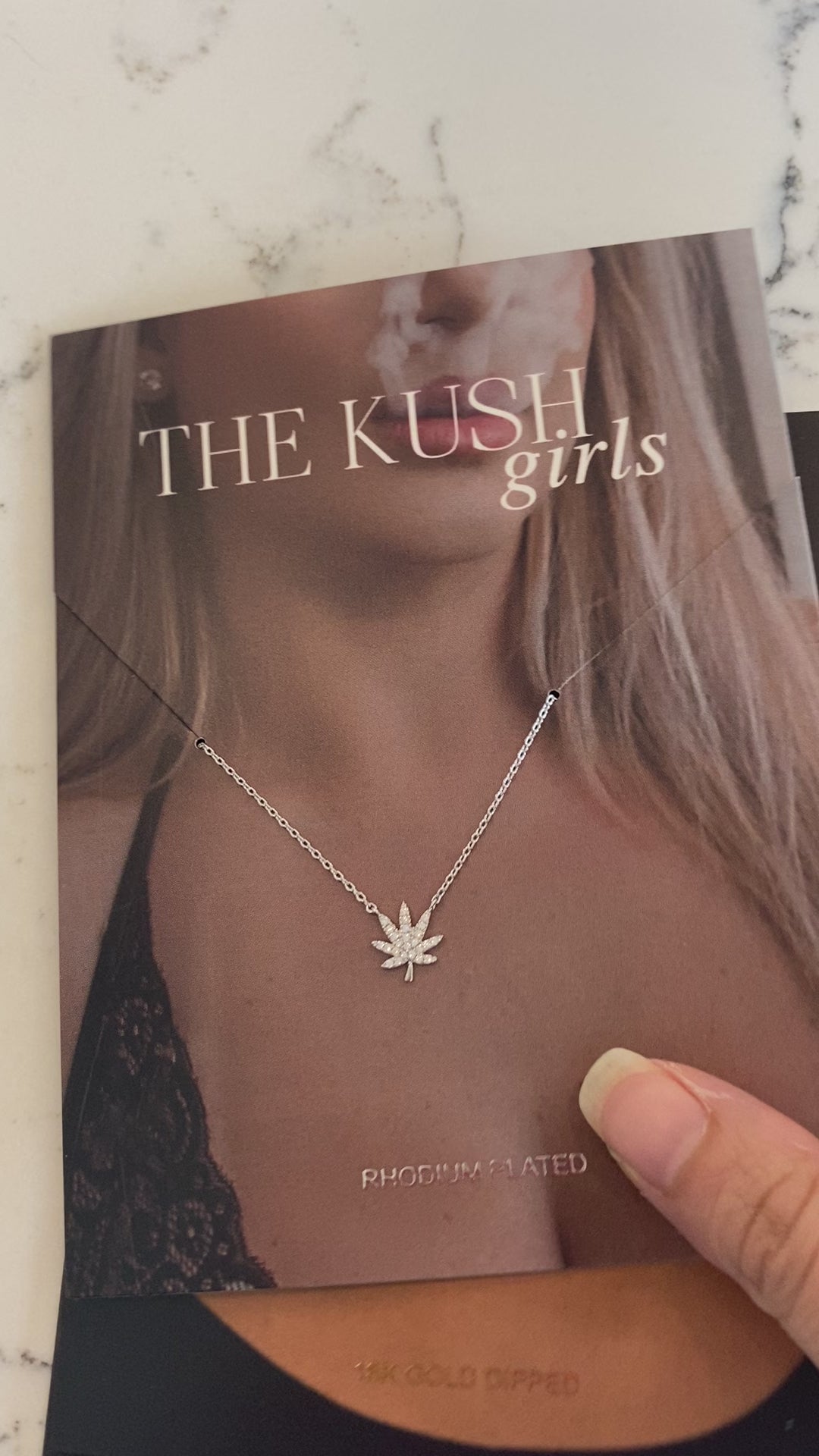 18K GOLD CANNABIS LEAF NECKLACE